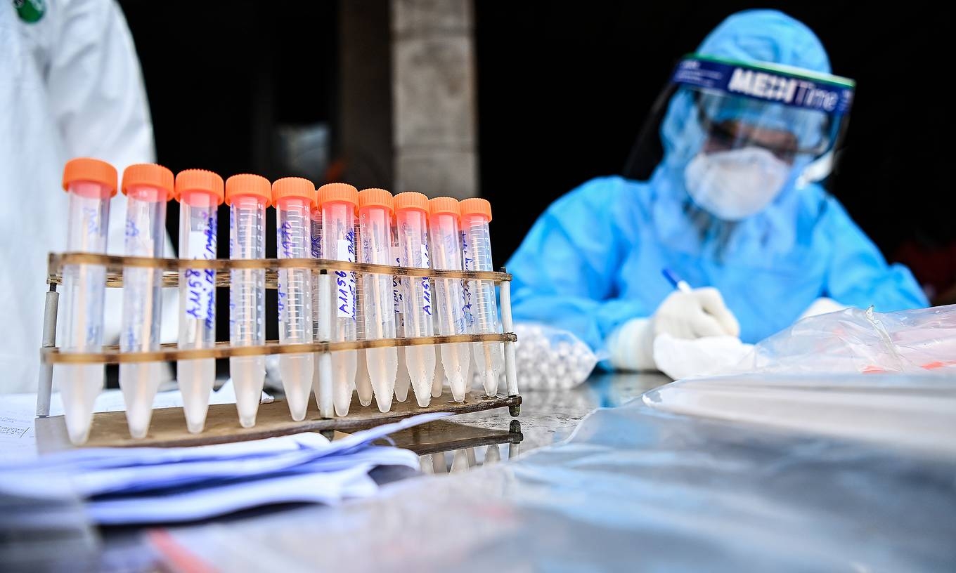 Samples taken for the new coronavirus testing in Hanoi, May 3, 2021. Photo VnExpress/Giang Huy.