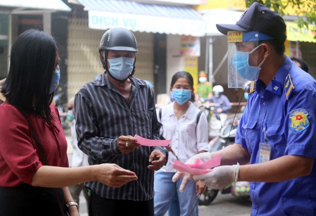 Da Nang reapplies market entrance tickets amid resurgence of Covid community cases