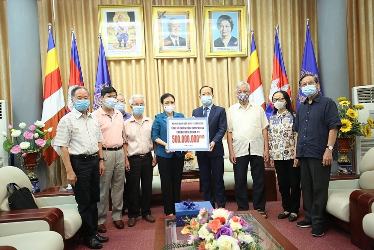 friendship associations provide 500 million vnd in aid for cambodias covid fight