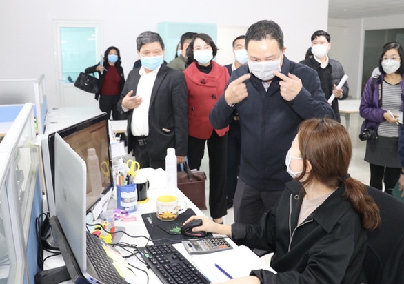 Deputy Minister of Labor, War Invalids and Social Affairs Le Van Thanh is seen gesturing during an inspection of compliance with pandemic prevention rules at an enterprise employing South Korean workers in Ha Nam Province. Photo: Xuan Thang / Tuoi Tre