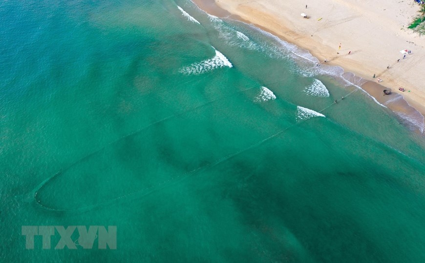 In Photos: Fishermen in Da Nang pull fishing nets by walking backward