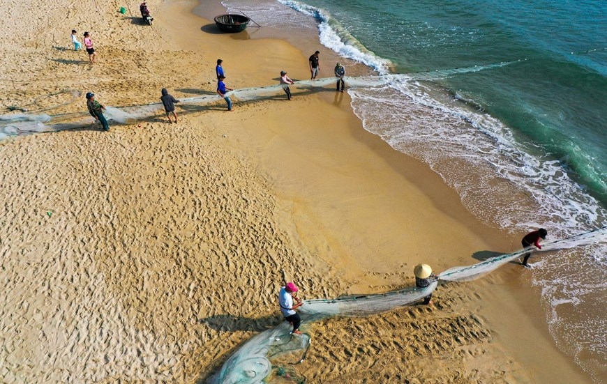 In Photos: Fishermen in Da Nang pull fishing nets by walking backward