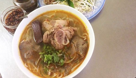 American Youtuber recommends three must-try dishes in Da Lat