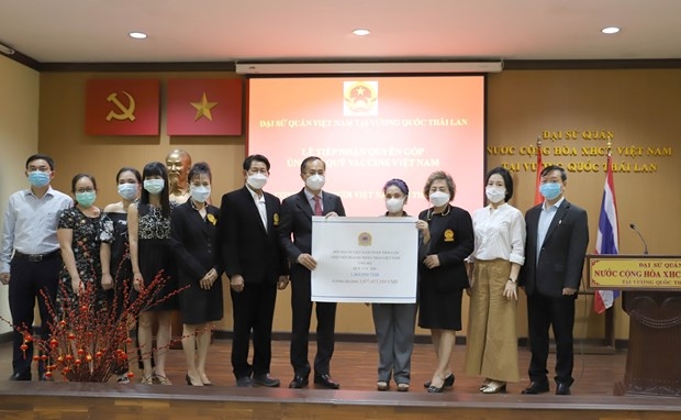 The Vietnamese Embassy in Thailand receives donation from Vietnamese community living in Thailand for Covid vaccine fund
