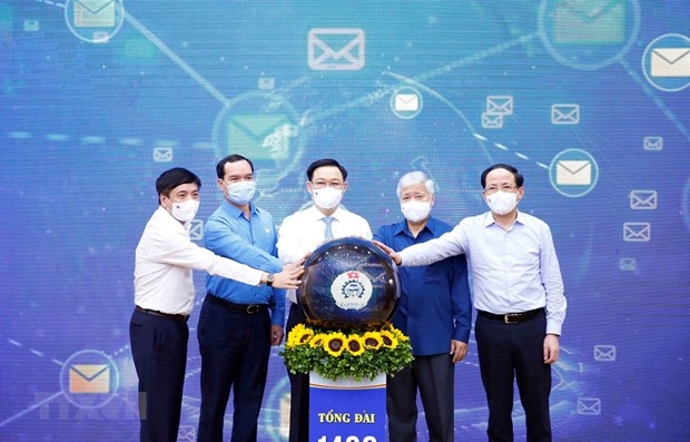 Chairman of the National Assembly Vuong Dinh Hue (centre) and other officials at the launch of the text message campaign on June 3 (Photo: VNA)