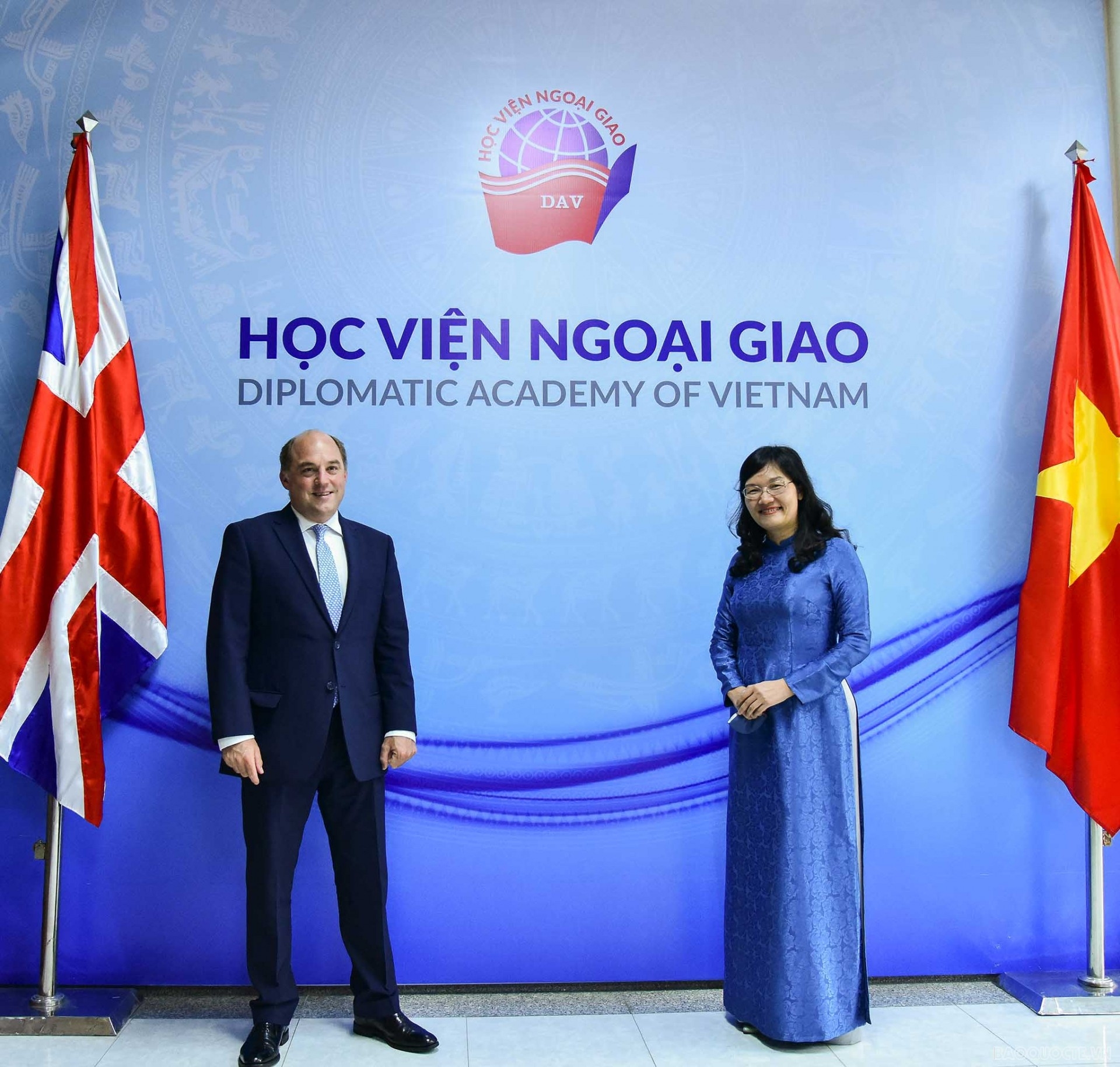 UK Defense Secretary Praises Vietnam's Increasing Role In The Region And The World