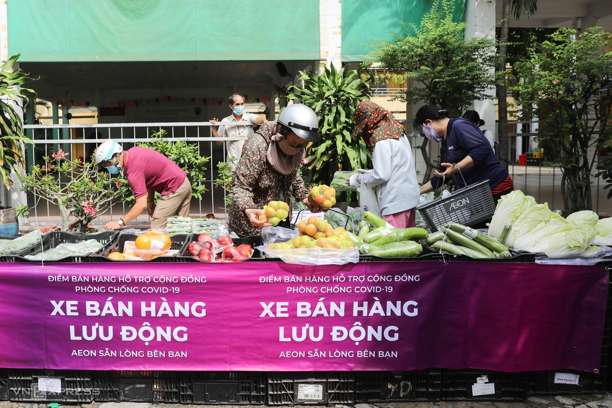 Expats in Ho Chi Minh City Experience Shopping with Market Entrance Tickets