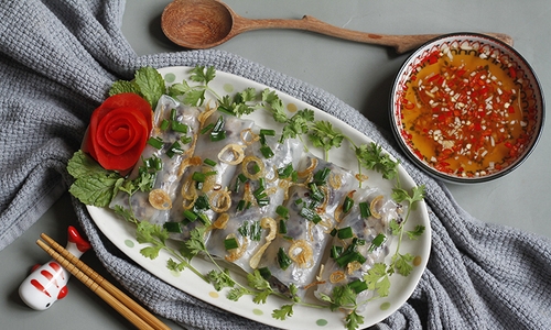 A Vietnamese Delicacy: Making Banh Cuon From Rice Paper (With Video)