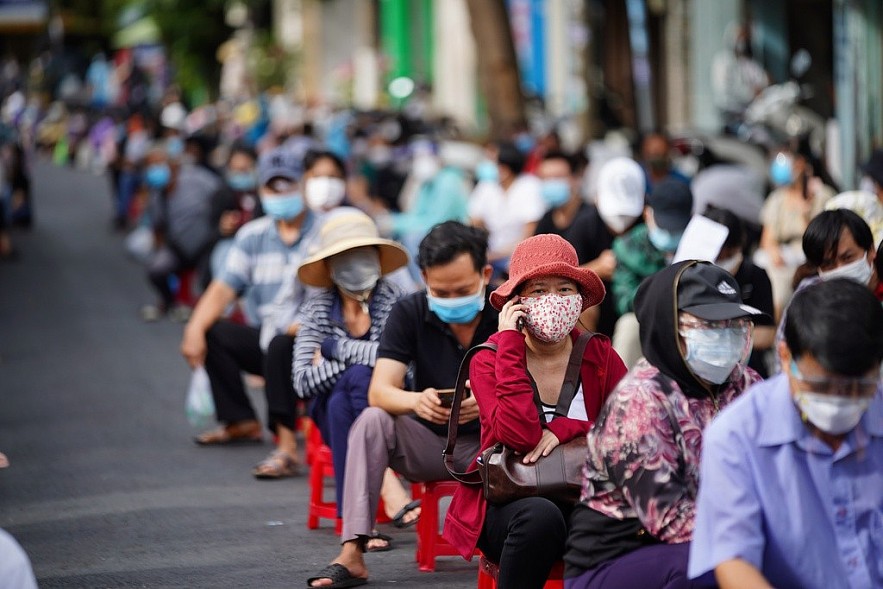 Experts Propose Allowing Fully Vaccinated People To Travel