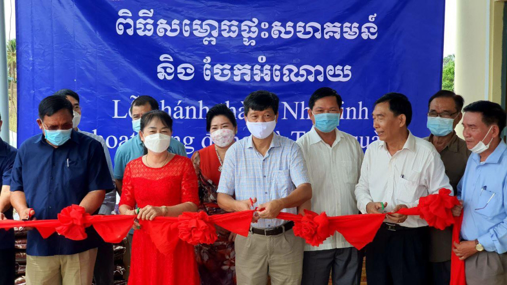 Inaugurating communal house for Vietnamese Cambodian in Kampot