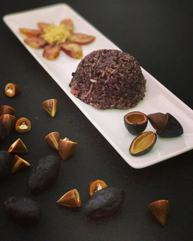 Sticky rice with black canarium – A new favorite of Hanoians