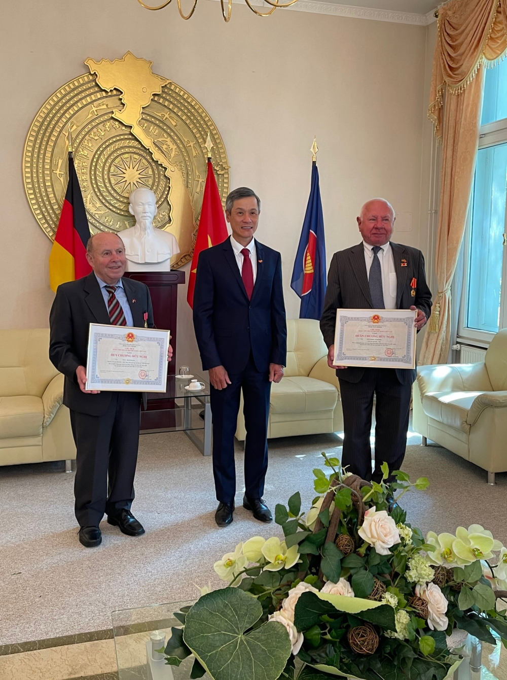 2 German nationals receive Vietnam friendship awards