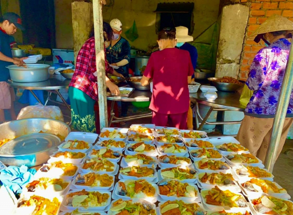 charity meals made for poor in phu yen amid covid 19