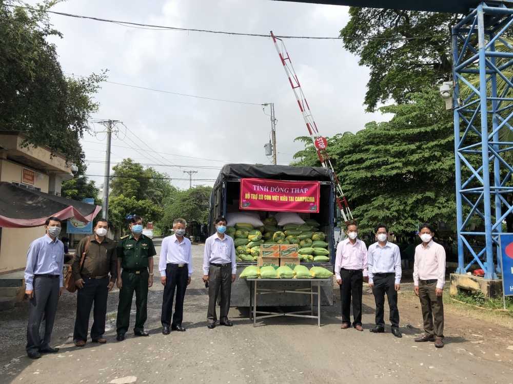 dong thap gives cash and gifts valued at vnd 150 million to vietnamese in cambodia
