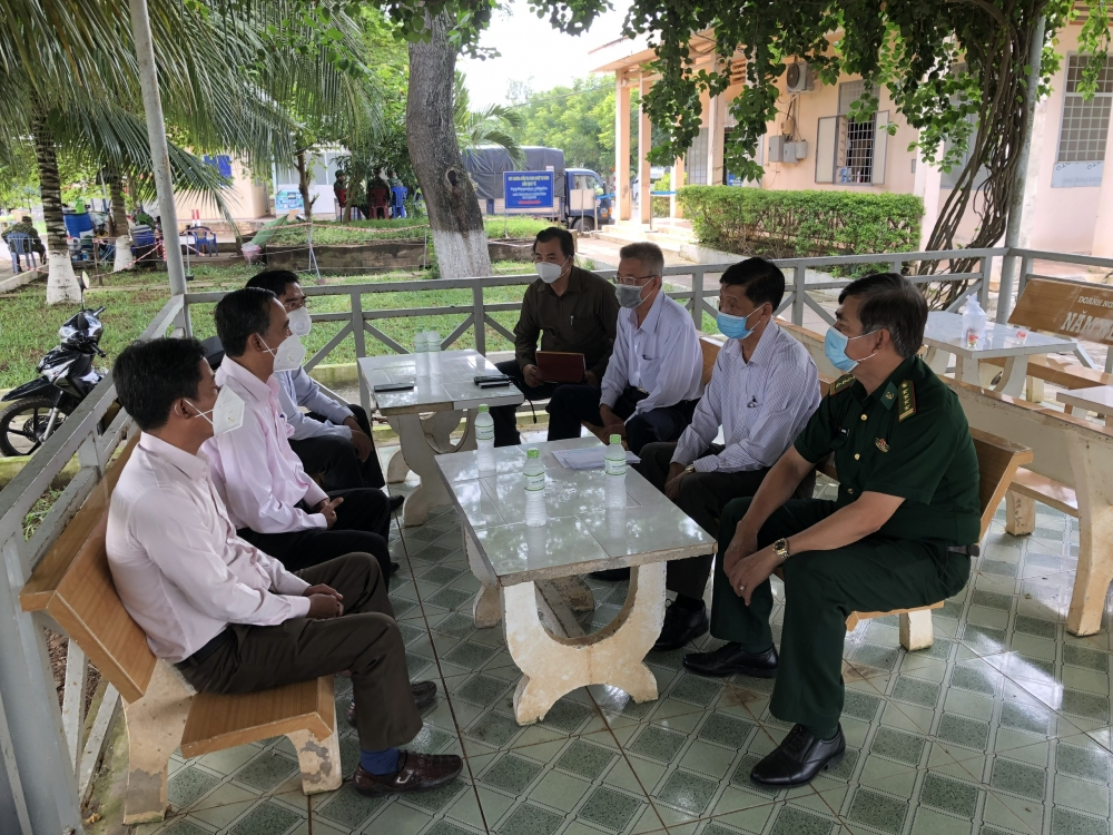 Dong Thap Gives Cash and Gifts Valued at VND 150 million to Vietnamese in Cambodia