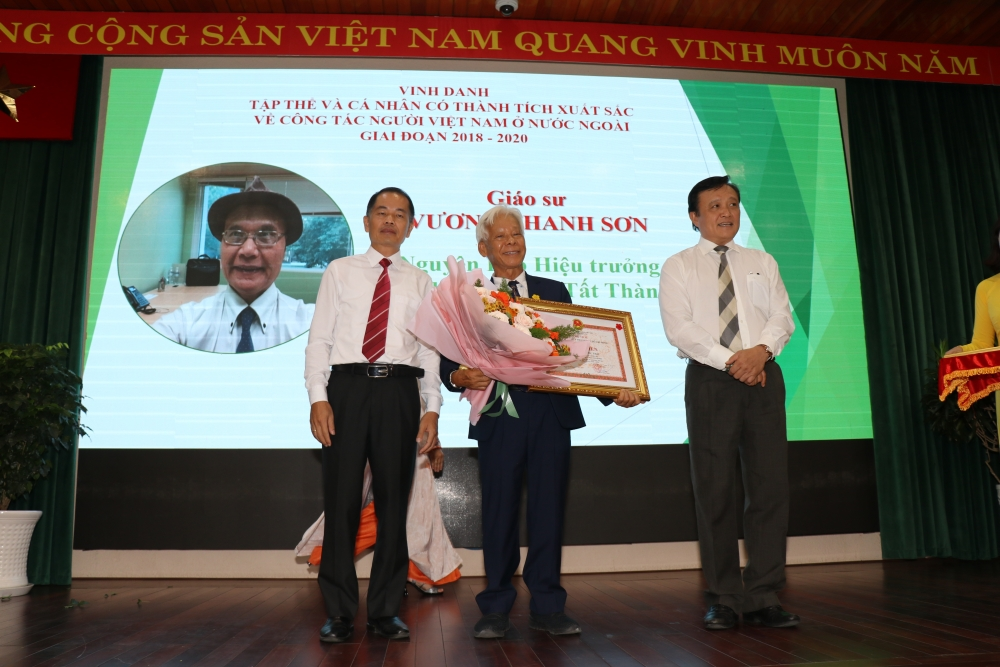 Ho Chi Minh City Badge Awarded to Seven Overseas Vietnamese