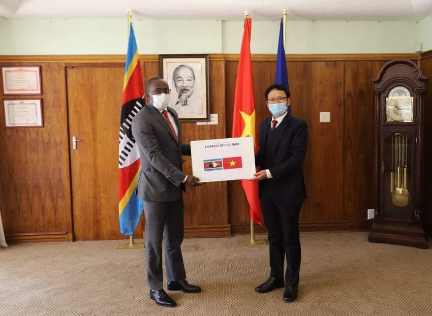 vietnamese community in south africa donates 1 million face masks to african countries