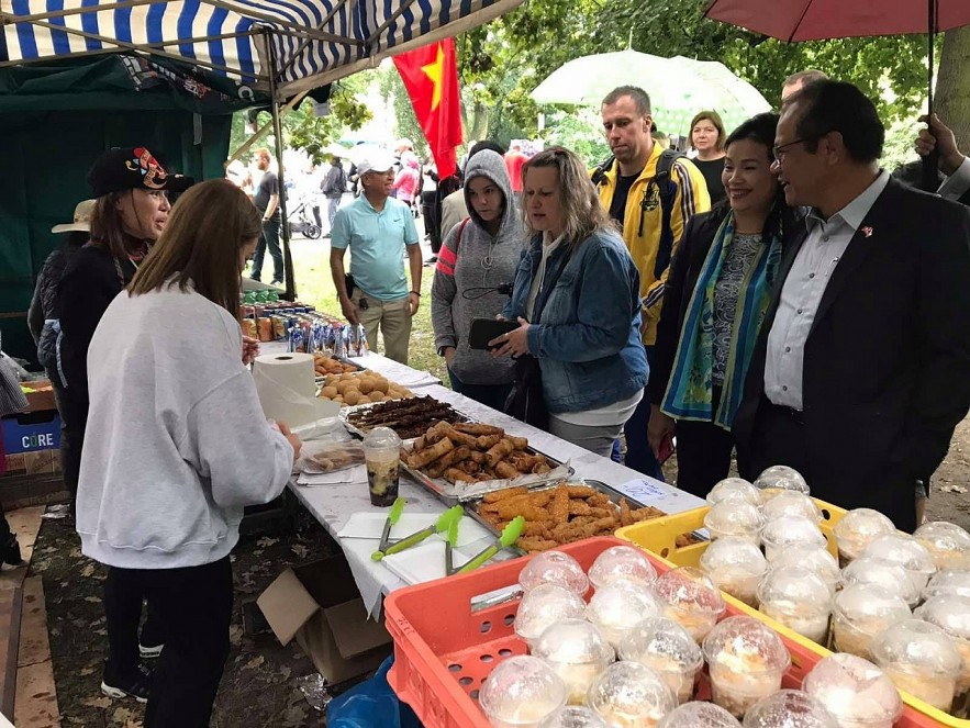 Ambassador of Vietnam Meets the Vietnamese Community in Ústecký