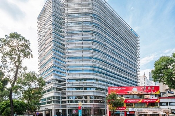 Daikin’s new head office building in Vietnam conceptualized and designed by Nikken Sekkei, has achieved the world’s first three Platinum certifications for environmental and health standards