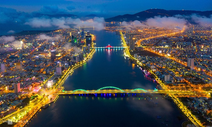Iconic bridges across the Han River in Da Nang in central Vietnam, are lit up at night. Photo by VnExpress/Nguyen Sanh Quoc Huy