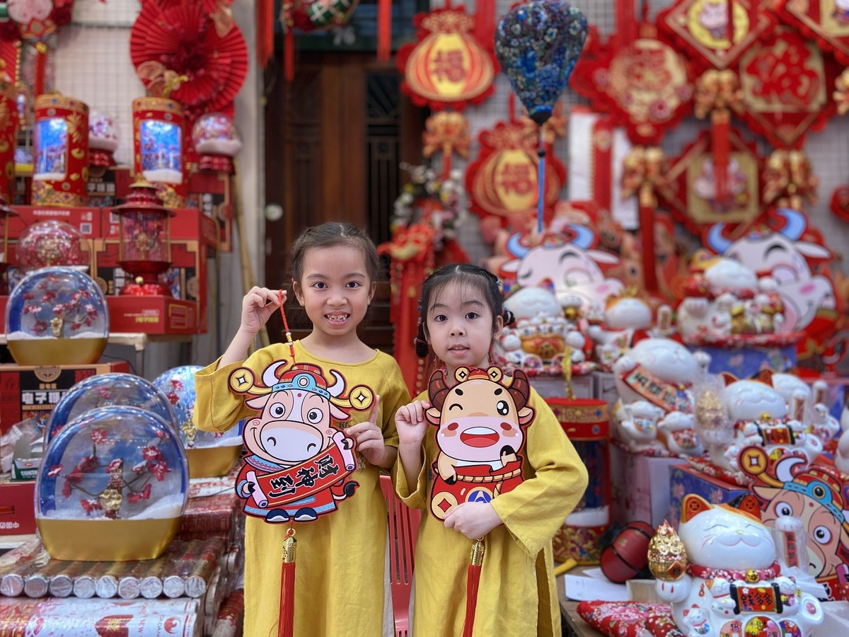 Hanoi's Old Quarter gets ready for traditional Tet holiday