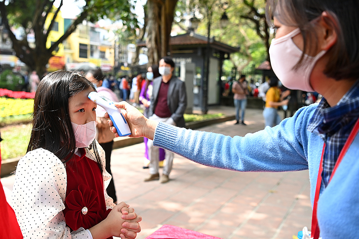 temple of literature crowded with people seeking tet blessings