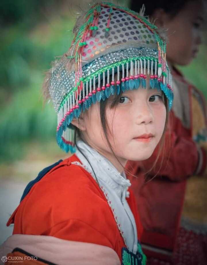 The lively eyes of the little girls are the souls of the photographs. Photo: Pham Xuan Quy
