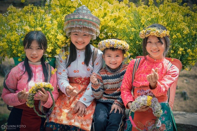 The photos of the little children selling flowers for tourists receive many positive reviews and likes on social media. Photo: Pham Xuan Quy 