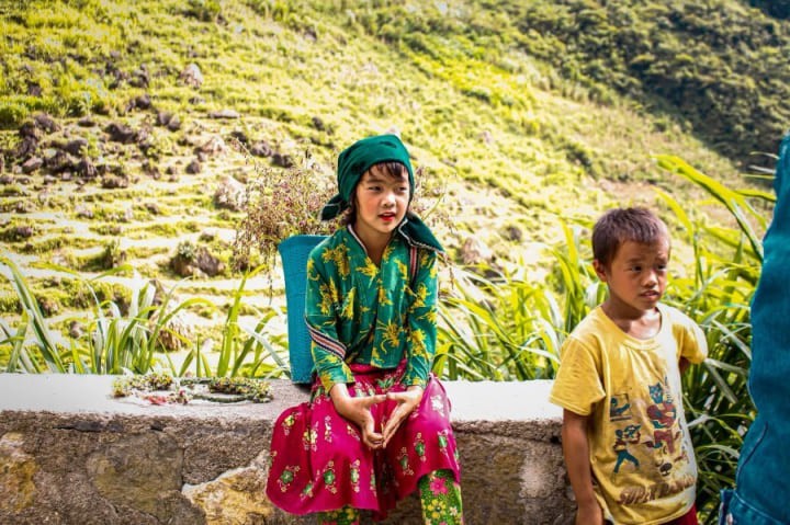 The image of little girls with a basket of fresh flowers and colorful dresses has become familiar to tourists who visit here. (Photo: Phan Nhi Nhi) 