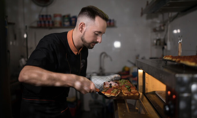 Pizza with ketchup: Vietnamese's way of eating pizza surprises Italian chef