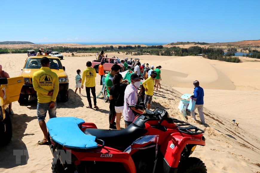 Tourists enjoy their fun times on Bau Trang sand dune. Photo: Nguyen Thanh/ TTVXN 