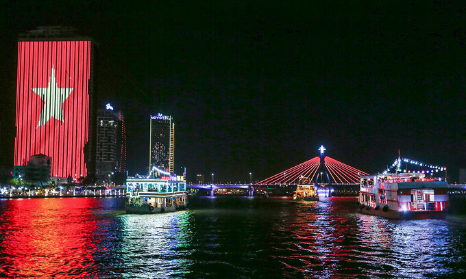 Beautiful art lighting rig glowed up Da Nang River