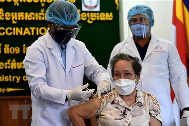 An official of the Cambodian Ministry of Information is vaccinated against COVID-19 in Phnom Penh on April 1 (Photo: AFP/VNA)