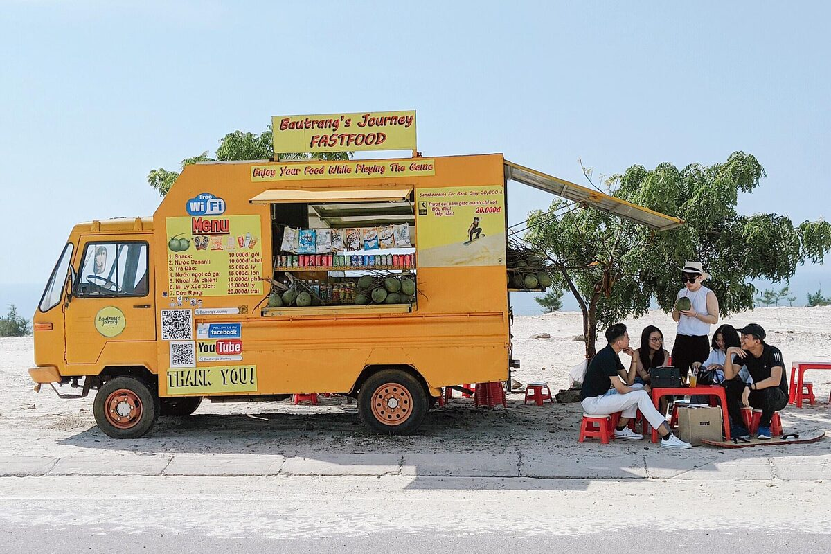 Located in the farthest region of Binh Thuan, Bau Trang only attracts trekkers and backpackers travelling by motorbikes. In 2018, the water truck on the roadside attracts many young people to check-in. Located in the farthest region of Binh Thuan, Bau Trang only attracts trekkers and backpackers travelling by motorbikes. In 2018, the water truck on the roadside attracts many young people to check-in.