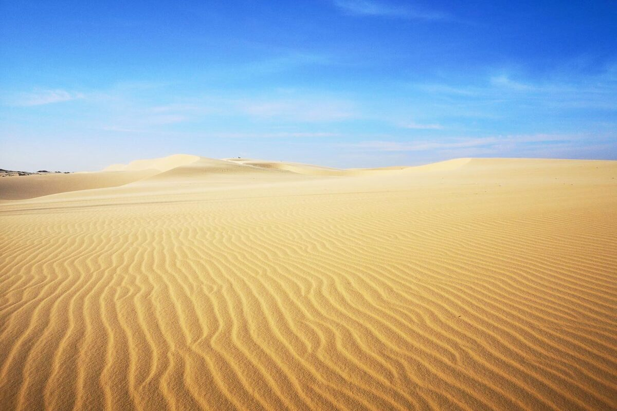 According to the angle of the sunlight shining on the sand that its colour can change to a light yellow, which made tourists think they are in the wrong place. Photo: Diem Dang Dung According to the angle of the sunlight shining on the sand that its colour can change to a light yellow, which made tourists think they are in the wrong place. Photo: Diem Dang Dung