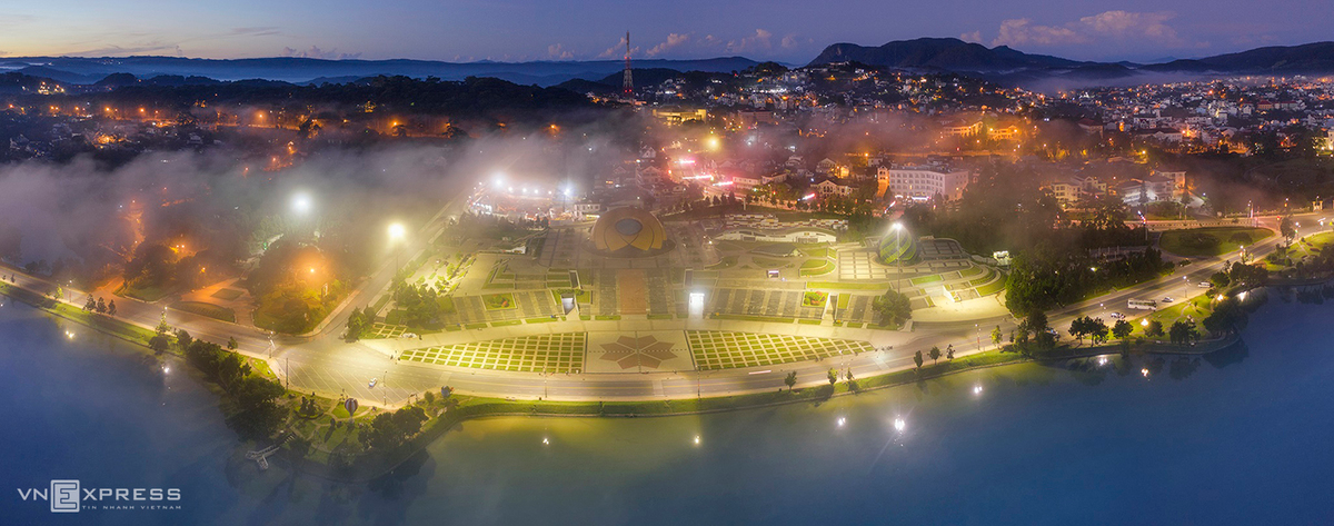 Dalat City is drowned in the mist at 5 am in the morning, with the hightlight of Lam Vien Square, and its typical architectural shapes are wild sunflower and artichoke bud flowers. The photo, which was taken by panoramic photography technique, aligning the pictures together and taking all the scene into the lens, belongs to the “Mist on the plateau” album of the photographer, Nguyen Hieu, who works and lives in Dalat. (Photo: VnExpress) Dalat City is drowned in the mist at 5 am in the morning, with the hightlight of Lam Vien Square, and its typical architectural shapes are wild sunflower and artichoke bud flowers. The photo, which was taken by panoramic photography technique, aligning the pictures together and taking all the scene into the lens, belongs to the “Mist on the plateau” album of the photographer, Nguyen Hieu, who works and lives in Dalat. (Photo: VnExpress)