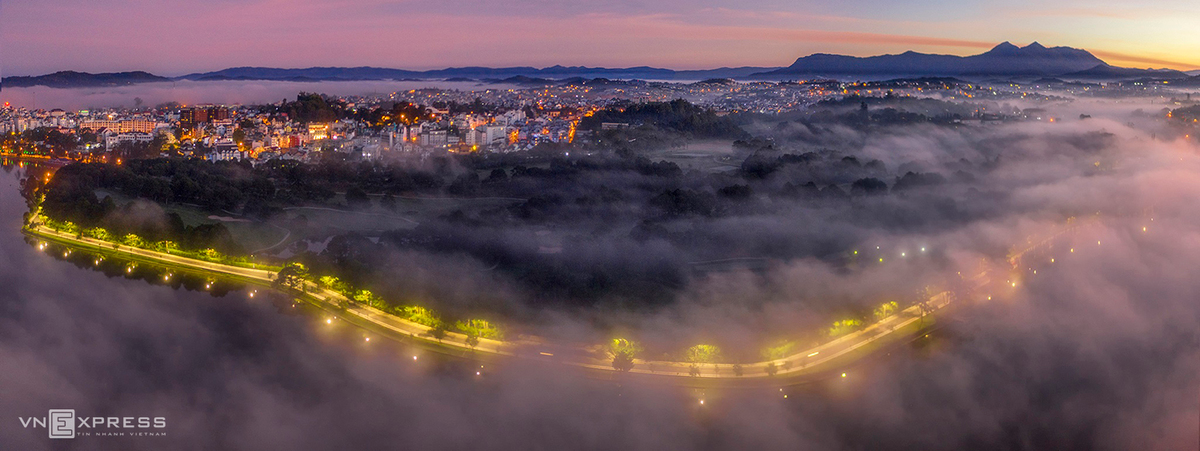 Hieu has a passion for taking pictures of Dalat city in the mist, capturing its own distinctive beauty perfectly. The photograph above was taken in Cu Hill and the golf course right next to Xuan Huong Lake in a misty morning.  (Photo: VnExpress) 