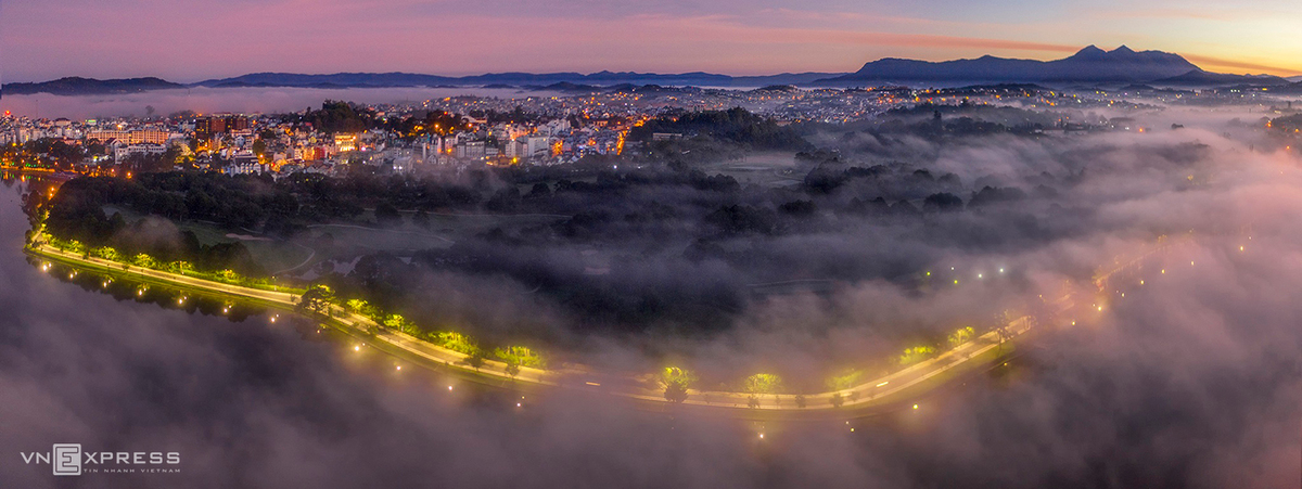 Hieu has a passion for taking pictures of Dalat city in the mist, capturing its own distinctive beauty perfectly. The photograph above was taken in Cu Hill and the golf course right next to Xuan Huong Lake in a misty morning. (Photo: VnExpress) Hieu has a passion for taking pictures of Dalat city in the mist, capturing its own distinctive beauty perfectly. The photograph above was taken in Cu Hill and the golf course right next to Xuan Huong Lake in a misty morning. (Photo: VnExpress)