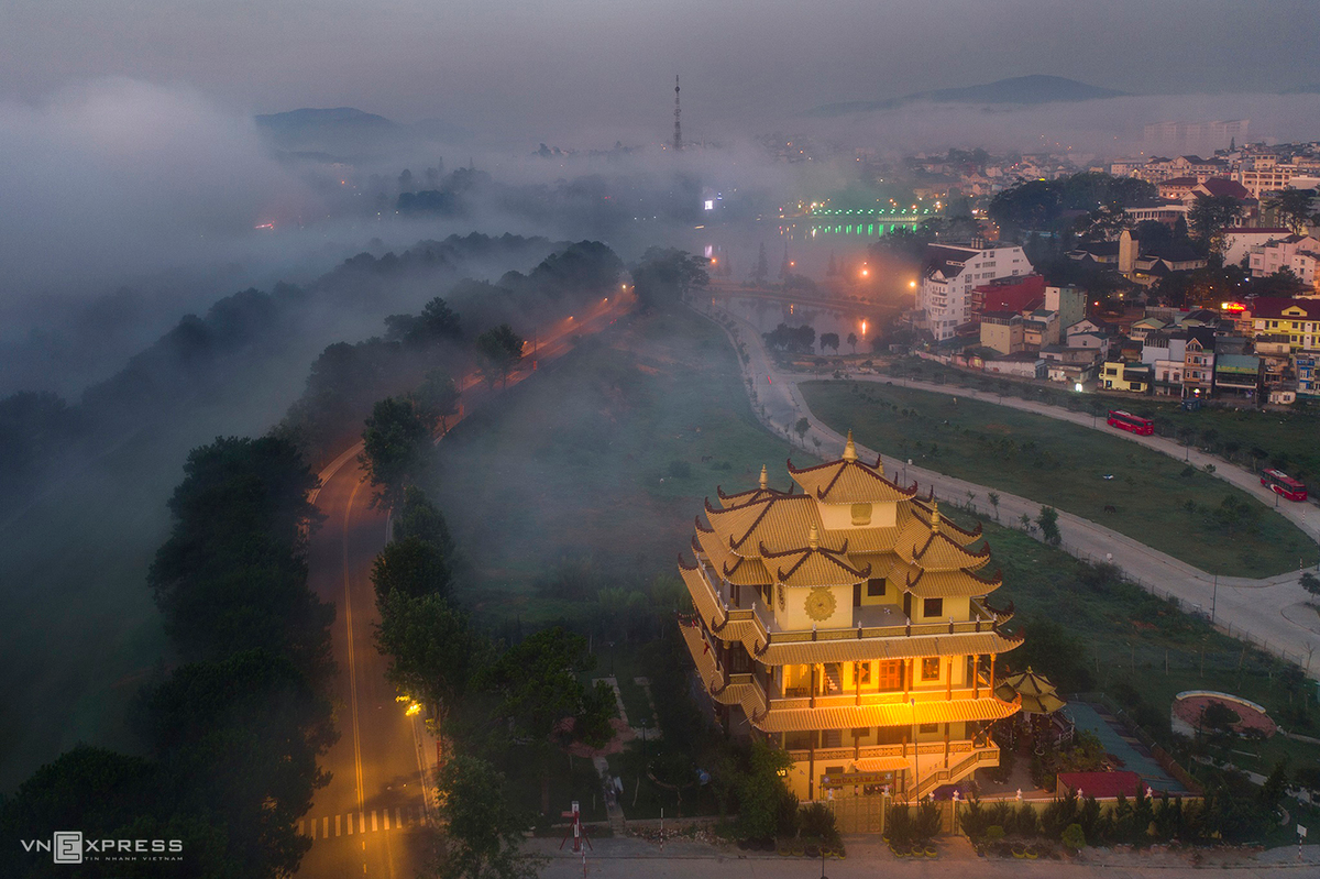 The misty floats on Tam An Pagoda, located on Dinh Tien Hoang Street near Xuan Huong Lake. The pagoda was built in 1974, with the highlight of the yellow stupa.  Langbiang mountain is located in Lac Duong district which is 12km from Dalat in the North. With its height of 2,169m above the sea level, langbiang mountain has not only been an attractive tourist site bit also kept legend about a passionate love… Hieu shared that, after the rain stops, the mist covers the hill and creates an attractive and dreamy scenery.  (Photo: VnExpress) 