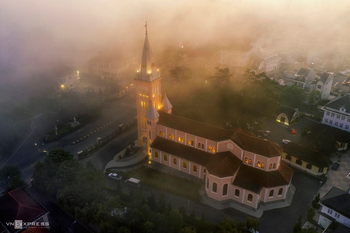 Con Ga (Con Gà) Church in Da Lat is located on Tran Phu Street, also known as the Cathedral of Da Lat. This place is near a lot of famous hotels like Novotel, Sammy… Con Ga Church is one of the typical ancient architecture left over from the French colonial period, which is one of the largest churches of the city. The origin of the church’s name comes from the large chicken statue on the top of the bell tower. (Photo: VnExpress) Con Ga (Con Gà) Church in Da Lat is located on Tran Phu Street, also known as the Cathedral of Da Lat. This place is near a lot of famous hotels like Novotel, Sammy… Con Ga Church is one of the typical ancient architecture left over from the French colonial period, which is one of the largest churches of the city. The origin of the church’s name comes from the large chicken statue on the top of the bell tower. (Photo: VnExpress)