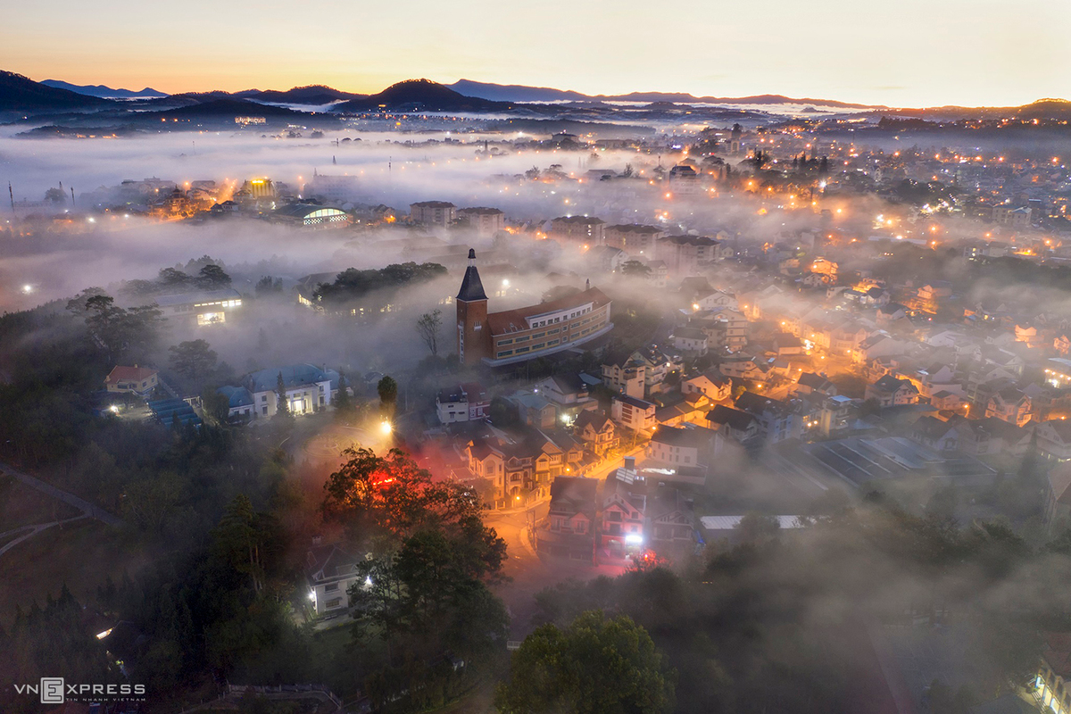 The picture of Dalat College of Education in the mist, with its tall bell tower visible. This is also one of the favourite places that the photographers choose in the mist season.  (Photo: VnExpress) 