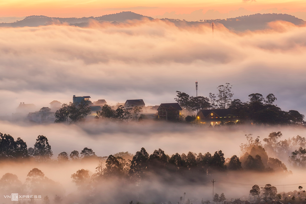 From Du Sinh Hill, the tourists will be able to see houses and the pine woods through the cloudy mist, and slowly became more visible under the light of dawn. The hill is about 5km from the centre of Dalat City, and has been known for being the best spot for cloud hunting. (Photo: VnExpress) From Du Sinh Hill, the tourists will be able to see houses and the pine woods through the cloudy mist, and slowly became more visible under the light of dawn. The hill is about 5km from the centre of Dalat City, and has been known for being the best spot for cloud hunting. (Photo: VnExpress)