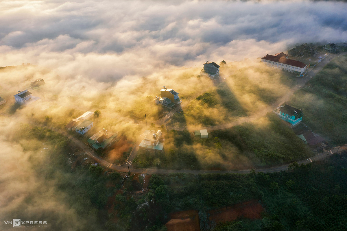 Morning at Tram Hanh Commune, about 26km from Dalat in the South East. Hieu loves going for a mist hunting so that he will wake up before dawn, as 7 am is the perfect time. To have beautiful photographs, he has to move farther to the surburban. Dasar Commune and the greenhouses at Lac Duong District in early morning. Dasar is located about 20km from Dalat, with its pristine and majestic beauty. (Photo: VnExpress) Morning at Tram Hanh Commune, about 26km from Dalat in the South East. Hieu loves going for a mist hunting so that he will wake up before dawn, as 7 am is the perfect time. To have beautiful photographs, he has to move farther to the surburban. Dasar Commune and the greenhouses at Lac Duong District in early morning. Dasar is located about 20km from Dalat, with its pristine and majestic beauty. (Photo: VnExpress)