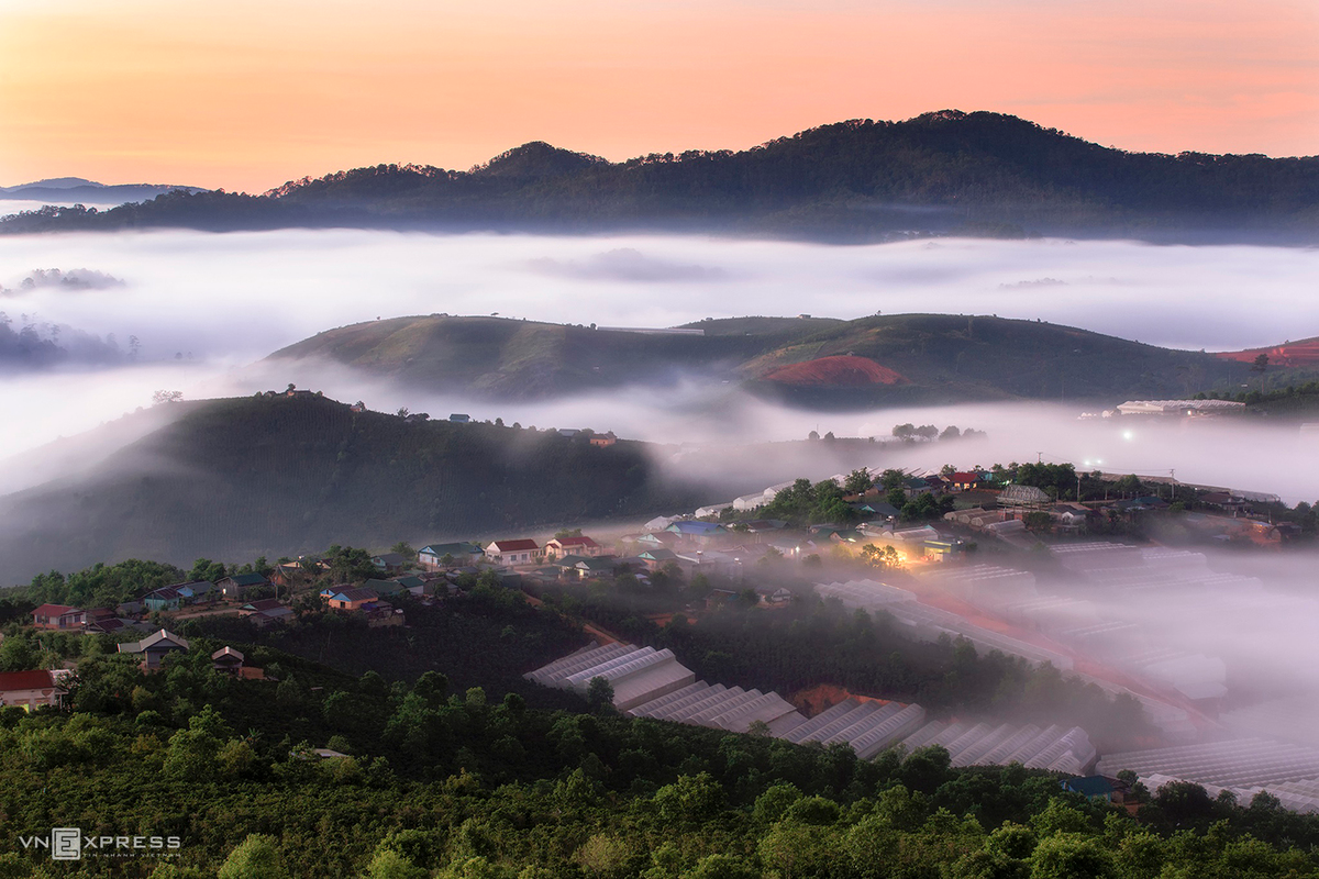 Dasar Commune and the greenhouses at Lac Duong District in early morning. Dasar is located about 20km from Dalat, with its pristine and majestic beauty.  (Photo: VnExpress) 