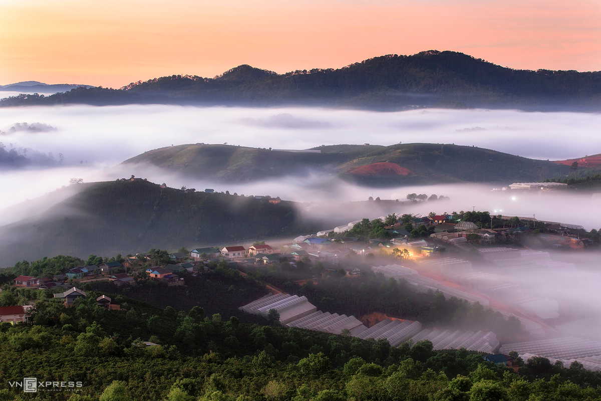 Dasar Commune and the greenhouses at Lac Duong District in early morning. Dasar is located about 20km from Dalat, with its pristine and majestic beauty. (Photo: VnExpress) Dasar Commune and the greenhouses at Lac Duong District in early morning. Dasar is located about 20km from Dalat, with its pristine and majestic beauty. (Photo: VnExpress)