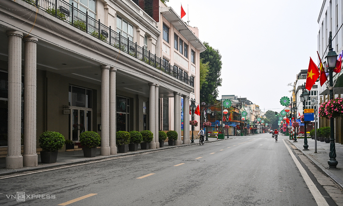 Trang Tien Street near Hanoi's Hoan Kiem Lake is left deserted during Covid-19 pandemic (Photo: VnExpress) 