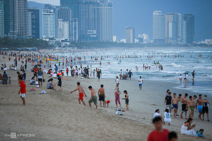 People flocked to a beach in Da Nang City on April 29, 2021. Photo by VnExpress/Nguyen Dong.