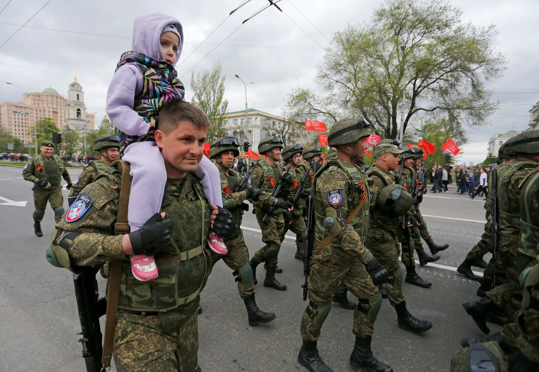 A participant carries a child on his shoulders (Photo: Washington Post) 