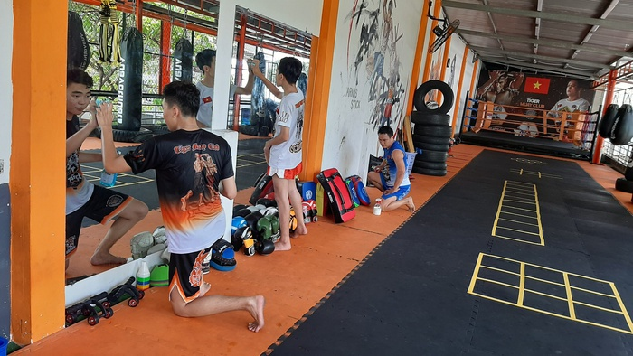 Disinfect the gym after closing down announcement (Photo: Thanh Nien) 
