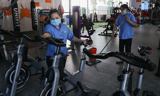 Janitors clean up equipment at a gym in HCMC in February 2021. Photo by VnExpress/Quynh Tran.